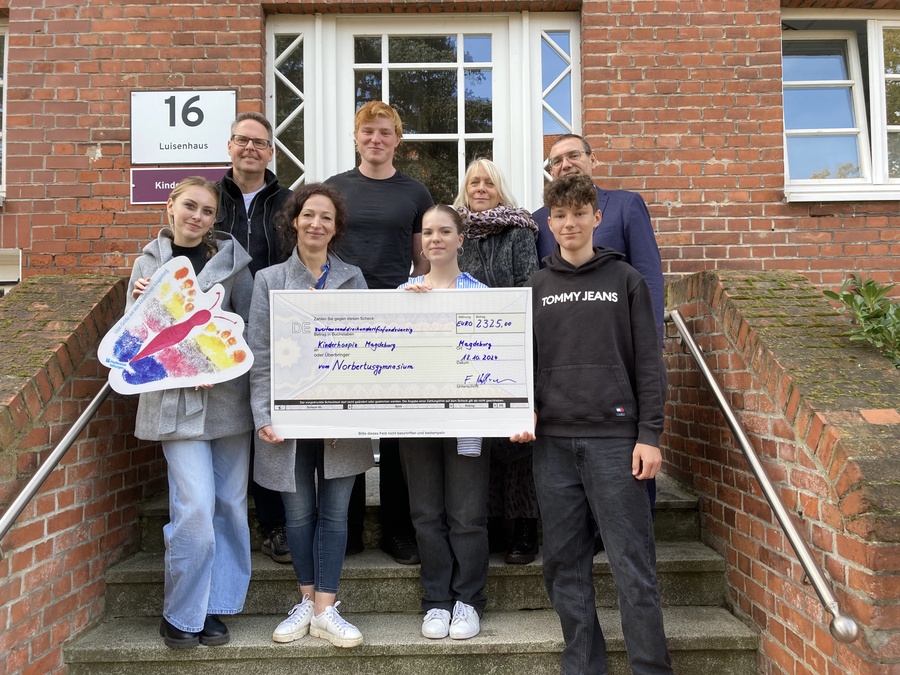 Titelbild: Unsere Spende an das Kinderhospiz Magdeburg haben wir übergeben