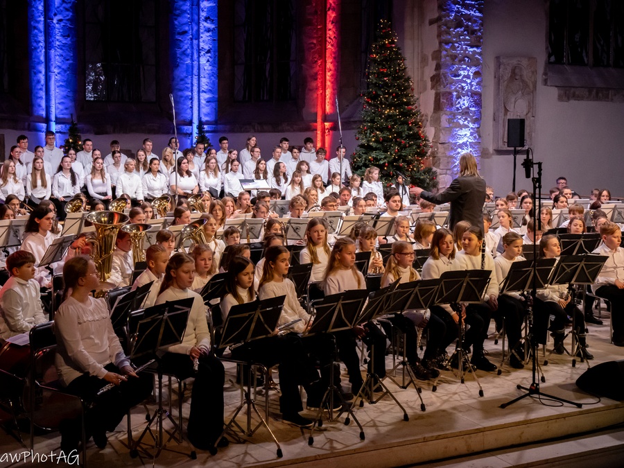 Titelbild: Ein musikalisches Highlight in der Adventszeit: Rückblick auf zwei erfolgreiche Konzerte der Bläserklassen, des Orchesters und der Chöre des Norbertusgymnasiums